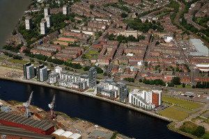 Kuva 8: Glasgow satama, Partick. Joenrannalla uudet rakennukset ja taaempana vanhat tenementtitalot (Lähde: http://www.list.co.uk/article/28286-glasgow-walk-encourages-critical-engagement-with-centre/)
